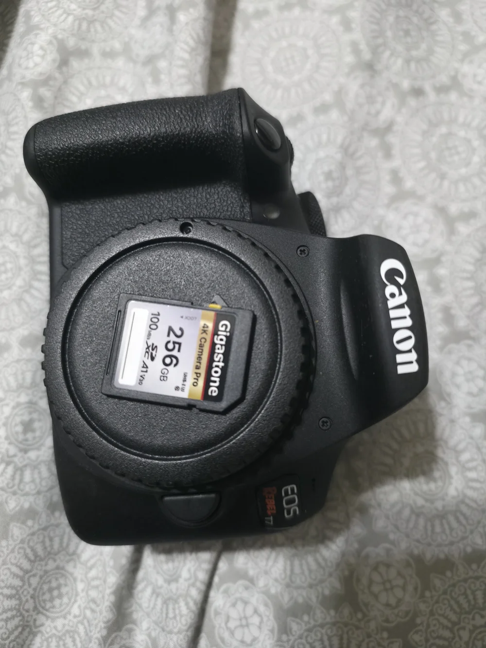 Canon Black DSLR Camera Kit with 18-55mm and 75-300mm Lenses With Flash Light
